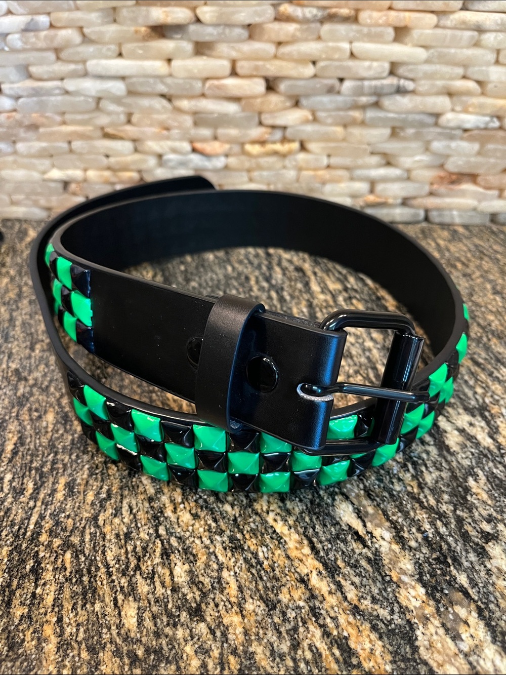 NWOT medium hot topic green pyramid belt